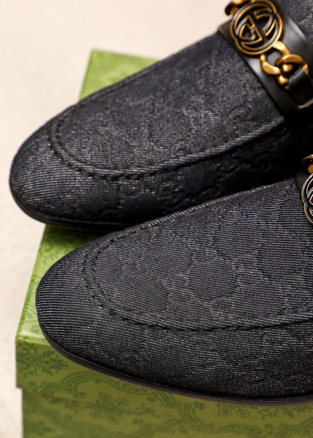 Men's shoes 💰462 💐 Product trademark: GUCCI "Gucci" casual leather shoes Regular size: 38-44 (45.46.47🉑️Customized) Product materials: Selected imported first-layer fabric upper + luxury hardware buckle, imported cowhide leather lining. Strong three-dimensional visual effect, original outsole Color: 3⃣️colors available